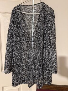 Black and White Geometric V-Neck Cover-Up